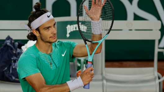 Italy's Lorenzo Musetti celebrates after winning against Russia's Alexander Shevchenko during their men's singles match on day four of the Roland-Garros Open tennis tournament at the Court Suzanne-Lenglen in Paris on May 31, 2023. (Photo by Geoffroy VAN DER HASSELT / AFP)