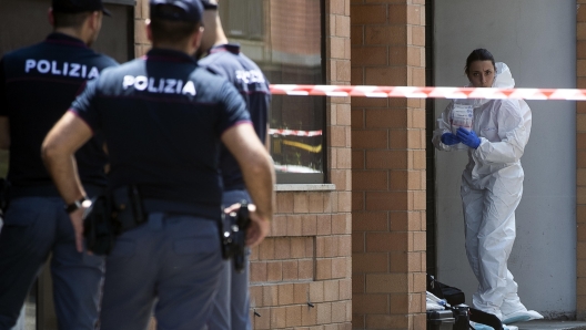 La polizia sul luogo dell'omicidio di una agente di polizia in un palazzo in via Rosario Nicolo', nella zona di San Basilio, Roma, 01 giugno 2023. ANSA/ANGELO CARCONI