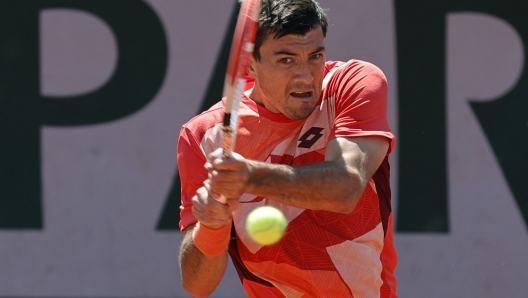 TOPSHOT - Austria's Sebastian Ofner plays a backhand return to US Sebastian Korda during their men's singles match on day four of the Roland-Garros Open tennis tournament in Paris on May 31, 2023. (Photo by GEOFFROY VAN DER HASSELT / AFP)