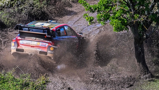 Esapekka Lappi in azione in Sardegna sulla sua Hyundai. AFP