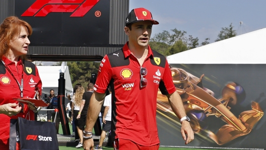 Charles Leclerc partirà in ultima fila in Spagna. AP