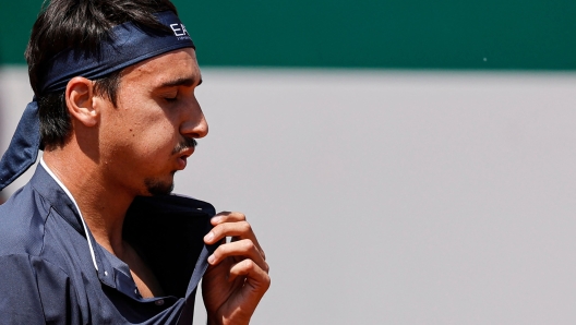 Italy's Lorenzo Sonego reacts as he plays against France's Ugo Humbert during their men's singles match on day four of the Roland-Garros Open tennis tournament in Paris on May 31, 2023. (Photo by GEOFFROY VAN DER HASSELT / AFP)