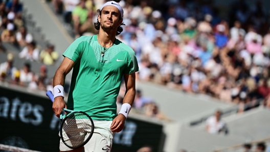 Italy's Lorenzo Musetti looks on as he plays against Spain's Carlos Alcaraz Garfia during their men's singles match on day eight of the Roland-Garros Open tennis tournament at the Court Philippe-Chatrier in Paris on June 4, 2023. (Photo by JULIEN DE ROSA / AFP)