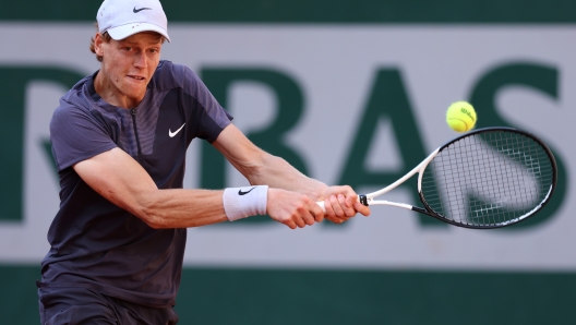 PARIS, FRANCE - JUNE 01: Jannik Sinner of Italy plays a backhand against Daniel Altmaier of Germany during the Men's Singles Second Round match on Day Five of the 2023 French Open at Roland Garros on June 01, 2023 in Paris, France. (Photo by Julian Finney/Getty Images)