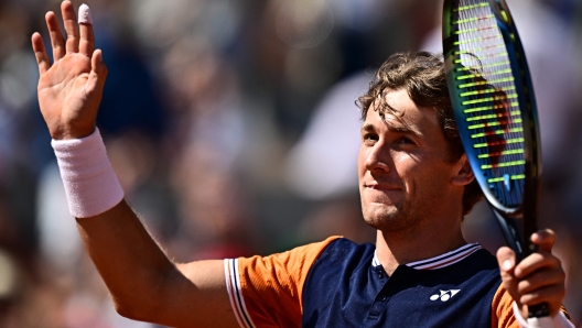 Norway's Casper Ruud celebrates after winning against Chile's Nicolas Jarry at the end of their men's singles match on day nine of the Roland-Garros Open tennis tournament at the Court Philippe-Chatrier in Paris on June 5, 2023. (Photo by JULIEN DE ROSA / AFP)