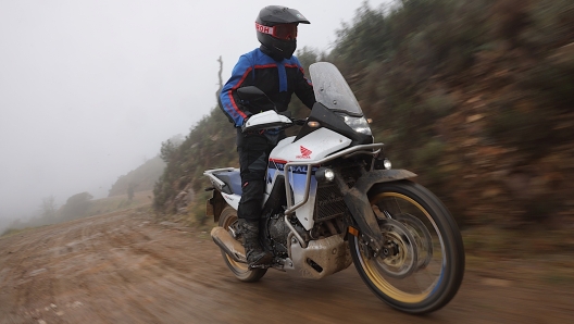 La Honda Transalp in azione sullo sterrato