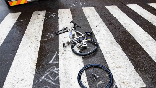 I rilievi della polizia locale nel punto in cui una donna di 39 anni è stata travolta e uccisa da una betoniera mentre era in sella alla sua bicicletta all'angolo tra via Francesco Sforza e Corso di Porta Vittoria nel pieno centro di Milano, 20 aprile 2021. ANSA/ ANDREA FASANI