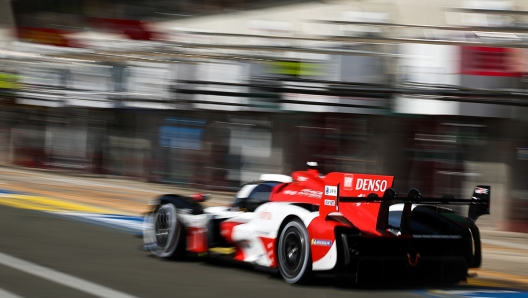 La Toyota Gazoo Racing Gr010 Hybrid impegnata nei test a Le Mans