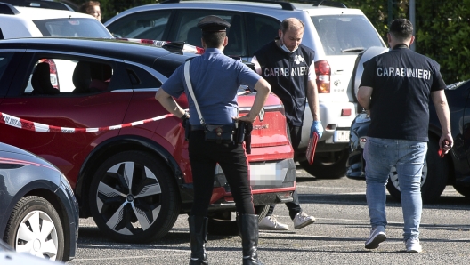 I carabinieri nei pressi dell'auto all'interno della quale è stata trovata morta una bambina di circa un anno, in via dei Fucilieri, nella zona della Cecchignola, a Roma, 07 giugno 2023. ANSA/ANGELO CARCONI