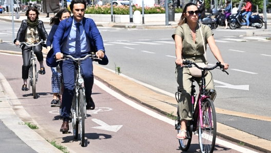 Persone in bicicletta utiliizano una pista ciclabile nella zona di piazza Repubblica, Milano, 7 giurgno 2023. Il Comune di Milano ricever un finanziamento di 400mila dollari per la realizzazione di nuove piste ciclabili, la citt  infatti una tra le dieci del mondo che hanno vinto il bando promosso da Bloomberg Philanthropies. ANSA/DANIEL DAL ZENNARO