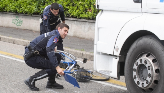 Polizia locale effettua i rilievi sul luogo dove un ciclista  stato investito e ucciso da un camion a Milano, 8 maggio, 2023. Il ciclista dopo l'impatto col mezzo pesante, un autoarticolato,  stato portato in codice rosso all'ospedale Niguarda dove poco dopo  deceduto a causa delle ferite riportate. Ansa/Andrea Fasani