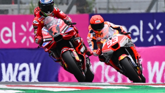 Ducati Italian rider Francesco Bagnaia (L) competes to claim the pole position ahead of Honda Spanish rider Marc Marquez during the qualifying rounds ahead of the Italian MotoGP race at Mugello Circuit in Mugello, on June 10, 2023. (Photo by Filippo MONTEFORTE / AFP)