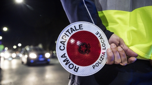 Un momento dei controlli straordinari della Polizia Locale di Roma Capitale con autovelox etilometri e dispositivi precursori capaci di rilevare se chi Ã¨ alla guida Ã¨ sotto effetto di alcol o droghe, nelle zone della movida, Roma, 12 novembre 2022. ANSA/ANGELO CARCONI