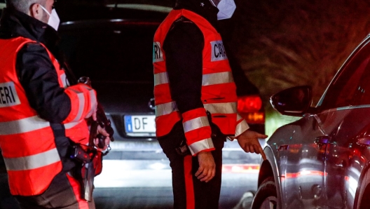 Italian Carabinieri officers check vehicles in EUR district during a complete lockdown for new year holidays as part of efforts put in place to curb the spread of the coronavirus disease, in Rome, Italy, 31 December 2020, ANSA/GIUSEPPE LAMI     - WEEK-END DI PASQUA  CONTROLLI DEI CARABINIERI NELLE ZONE DELLA MOVIDA.         ROMA  Nel fine settimana di Pasqua i Carabinieri del Comando Provinciale di Roma hanno intensificato i controlli nei luoghi della movida in tutta la Capitale. Sono finiti nuovamente nel mirino dei Carabinieri del Gruppo di Roma i quartieri di Trastevere e San Lorenzo, dove i militari sono stati impegnati in numerose attività di controllo volte ad arginare i vari fenomeni di illegalità diffusa e di degrado.    Il bilancio è di 255 persone identificate, tre locali chiusi temporaneamente, 4 persone segnalate alla Prefettura in qualità di assuntori di droghe e due automobilisti sanzionati ai sensi del codice della strada.    In particolare, nel rione storico di Trastevere i Carabinieri hanno sanzionato il gestore di unattività commerciale, sorpreso dai Carabinieri a vendere bevande alcoliche da asporto oltre lorario consentito anche a minorenni. Altre 11 sanzioni amministrative sono state comminate a persone sorprese a consumare alcolici da asporto oltre lorario previsto dallordinanza del Sindaco. Mentre per altri 3 soggetti i Carabinieri hanno fatto scattare la segnalazione al Prefetto per uso personale di sostanze stupefacenti.    Nel quartiere San Lorenzo invece i Carabinieri hanno chiuso tre esercizi commerciali.    Durante i controlli i militari hanno accertato che il personale allinterno delle 3 attività era privo di alcun dispositivo di protezione individuale, per i titolari è stata comminata una multa di 1000 euro. Poco più tardi, i Carabinieri hanno sanzionato amministrativamente un cittadino straniero, poiché sorpreso mentre espletava bisogni fisiologici in strada, dovrà pagare una multa da 500 euro. Uno studente italiano è stato seg