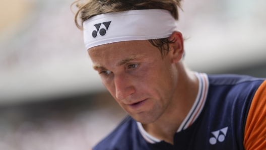 Norway's Casper Ruud recuperates during the changeover in the men's singles final match of the French Open tennis tournament against Serbia's Novak Djokovic at the Roland Garros stadium in Paris, Sunday, June 11, 2023. (AP Photo/Thibault Camus)