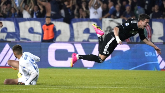 Foto Marco Bucco/LaPresse  22 Maggio 2023 - Empoli, Italia  Sport, Calcio  Empoli vs Juventus - Campionato italiano di calcio Serie A TIM 2022/2023 - Stadio Castellani. Nella foto: Guglielmo  Vicario ferma Dusan Vlahovic  Photo Marco Bucco/LaPresse  May 22, 2023 - Empoli, Italy  Sport, Soccer  Empoli vs Juventus - Italian Serie A Football Championship 2022/2023 - Castellani Stadium. In the photo: Dusan Vlahovic stopped by Guglielmo Vicario