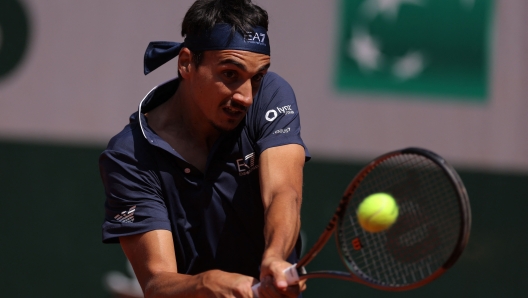 Italy's Lorenzo Sonego plays a backhand return to Russia's Andrey Rublev during their men's singles match on day six of the Roland-Garros Open tennis tournament at the Court Suzanne-Lenglen in Paris on June 2, 2023. (Photo by Thomas SAMSON / AFP)