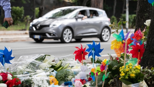 Peluche, fiori e bigliettini nel luogo in cui è morto Manuel Proietti, il bambino rimasto coinvolto in un terribile incidente causato da una Lamborghini che ha travolto la Smart guidata dalla mamma, a Casal Palocco, Roma, 15 giugno 2023. ANSA/EMANUELE VALERI