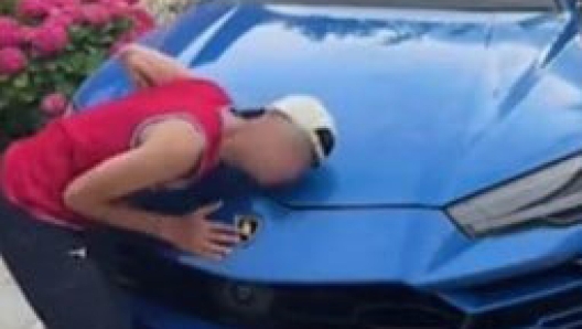 Un frame tratto da un video pubblicato sul profilo TheBorderline su TikTok mostra uno dei cinque ragazzi che hanno provocato su una Lamborghini l'incidente a Casal Palocco in cui ha perso la vita un bambino di 5 anni. Il picccolo viaggiava sull'utilitaria con la madre. +++ TIKTOK/THEBORDERLINE +++ ATTENZIONE L'IMMAGINE NON PUO' ESSERE RIPRODOTTA SENZA L'AUTORIZZAZIONE DELLA FONTE CUI SI RINVIA +++ NPK +++