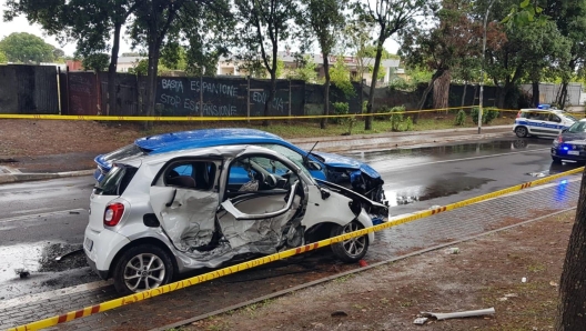 La scena dell'incidente in cui ha perso la vita un bimbo di 5 anni, a Casal Palocco, nella zona sud di Roma, 14 giugno 2023. Il piccolo era in auto con la madre.     ANSA/STRINGER