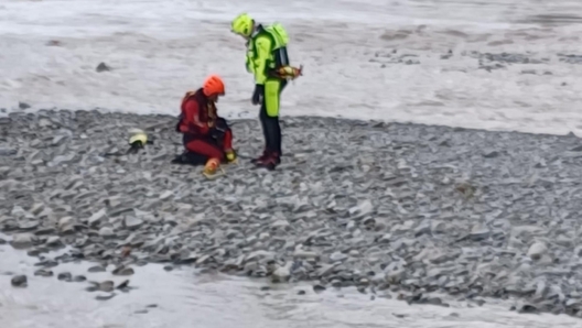 Non hanno ancora avuto esito le ricerche in corso a Modena del 18enne che sarebbe caduto accidentalmente nel fiume Secchia, a Marzaglia, 14 giugno 2023. Sul posto i vigili del fuoco, con anche i sommozzatori, e la polizia. ANSA/VIGILI DEL FUOCO +++ ANSA PROVIDES ACCESS TO THIS HANDOUT PHOTO TO BE USED SOLELY TO ILLUSTRATE NEWS REPORTING OR COMMENTARY ON THE FACTS OR EVENTS DEPICTED IN THIS IMAGE; NO ARCHIVING; NO LICENSING +++ NPK +++