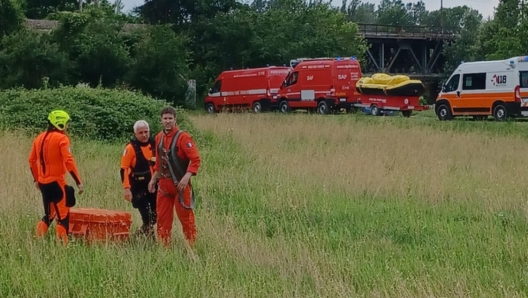 Non hanno ancora avuto esito le ricerche in corso a Modena del 18enne che sarebbe caduto accidentalmente nel fiume Secchia, a Marzaglia, 14 giugno 2023. Sul posto i vigili del fuoco, con anche i sommozzatori, e la polizia. ANSA/VIGILI DEL FUOCO +++ ANSA PROVIDES ACCESS TO THIS HANDOUT PHOTO TO BE USED SOLELY TO ILLUSTRATE NEWS REPORTING OR COMMENTARY ON THE FACTS OR EVENTS DEPICTED IN THIS IMAGE; NO ARCHIVING; NO LICENSING +++ NPK +++