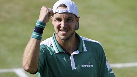 Germany's Jan-Lennard Struff celebrates after defeating Poland's Hubert Hurkacz in their semi-final match of the Stuttgart Open, in Stuttgart, Germany, Saturday, June 17, 2023. (Marijan Murat/dpa via AP)