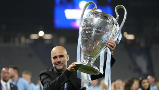 Pep Guardiola posa con la Champions vinta a Istanbul contro l’Inter