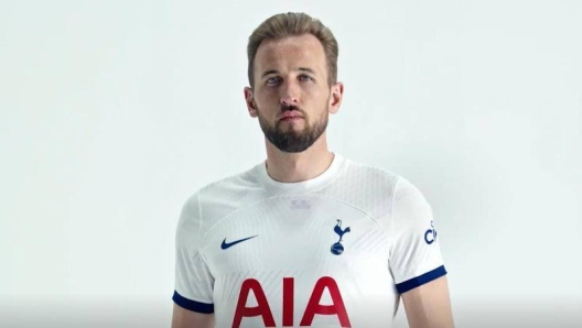 Guarda Harry Kane e Heung-Min che presentano la maglia home 2023/24 degli Spurs