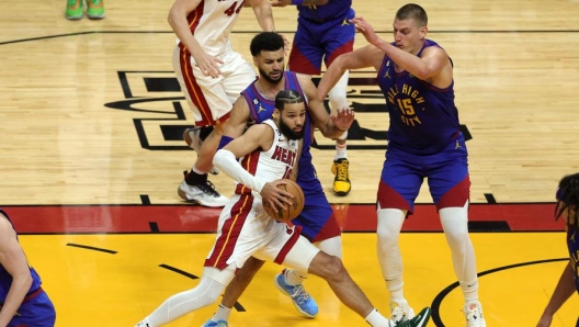 In gara-3 delle finals di Nba, i Denver Nuggets vincono in casa dei Miami Heat per 94-109. Tripla doppia per Nikola Jokic, autore di 32 punti, 21 rimbalzi e 10 assist, e per Jamal Murray, con 34 punti, 10 rimbalzi e 10 assist. Guarda il video con gli highlights del match