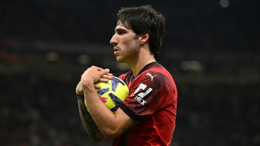 MILAN, ITALY - JUNE 04:  Sandro Tonali of AC Milan in action during the Serie A match between AC Milan and Hellas Verona at Stadio Giuseppe Meazza on June 04, 2023 in Milan, Italy. (Photo by Claudio Villa/AC Milan via Getty Images)