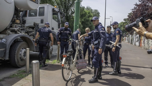 La Polizia locale sul luogo dell'incidente mortale per i rilievi, Milano, 22 giugno 2023. È deceduta in ospedale la donna di 60 anni che questa questa mattina, a Milano, è stata travolta da una betoniera mentre si trovava in bicicletta. Dai primi rilievi la donna e il mezzo pesante procedevano nella stessa direzione quando la betoniera ha svoltato in piazza Durante senza accertarsi della presenza della 60enne, in bici o forse con la bici condotta a mano. ANSA/ ANDREA FASANI