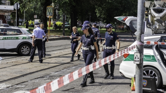 La Polizia locale sul luogo dell'incidente mortale per i rilievi, Milano, 22 giugno 2023. È deceduta in ospedale la donna di 60 anni che questa questa mattina, a Milano, è stata travolta da una betoniera mentre si trovava in bicicletta. Dai primi rilievi la donna e il mezzo pesante procedevano nella stessa direzione quando la betoniera ha svoltato in piazza Durante senza accertarsi della presenza della 60enne, in bici o forse con la bici condotta a mano. ANSA/ ANDREA FASANI