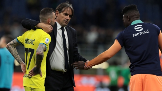 MILAN, ITALY - MAY 13: Head Coach of FC Internazionale Simone Inzaghi celebrates the victory with Marcelo Brozovic and Andre Onana at the end of the Serie A match between FC Internazionale and US Sassuolo at Stadio Giuseppe Meazza on May 13, 2023 in Milan, Italy. (Photo by Emilio Andreoli - Inter/Inter via Getty Images)