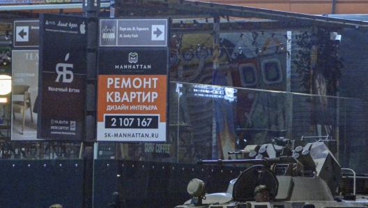 epa10709003 Russian servicemen block a street in downtown Rostov-on-Don, southern Russia, 24 June 2023. Security and armoured vehicles were deployed after private military company (PMC) Wagner Groupâ??s chief Yevgeny Prigozhin said in a video that his troops had occupied the building of the headquarters of the Southern Military District, demanding a meeting with Russiaâ??s defense chiefs.  EPA/ARKADY BUDNITSKY