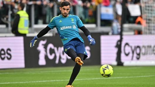 TURIN, ITALY - MAY 14: Juventus' goalkeeper Mattia Perin warms up prior to the Serie A match between Juventus and US Cremonese at Allianz Stadium on May 14, 2023 in Turin, Italy. (Photo by Chris Ricco - Juventus FC/Juventus FC via Getty Images)