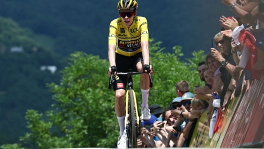 Jumbo-Visma's Danish rider Jonas Vingegaard crosses the finish line tp become the overall race winner at the end of the eighth stage of the 75th edition of the Criterium du Dauphine cycling race, 153km between Le Pont-de-Claix city to La Bastille Fort in Grenoble, France, on June 11, 2023. (Photo by Anne-Christine POUJOULAT / AFP)