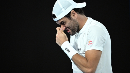 epa10409979 Matteo Berrettini of Italy during his first round match against Andy Murray of Great Britain at the 2023 Australian Open tennis tournament at Melbourne Park in Melbourne, Australia, 17 January 2023.  EPA/JAMES ROSS  EDITORIAL USE ONLY AUSTRALIA AND NEW ZEALAND OUT