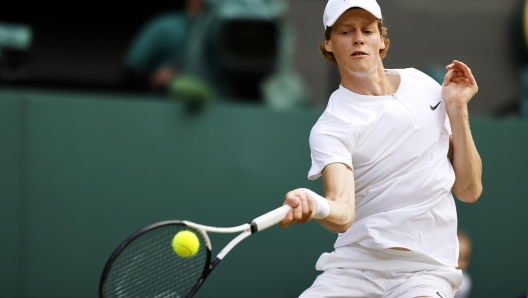 epa10053568 Jannik Sinner of Italy in action in the men's quarter final match against Novak Djokovic of Serbia at the Wimbledon Championships, in Wimbledon, Britain, 05 July 2022.  EPA/TOLGA AKMEN   EDITORIAL USE ONLY