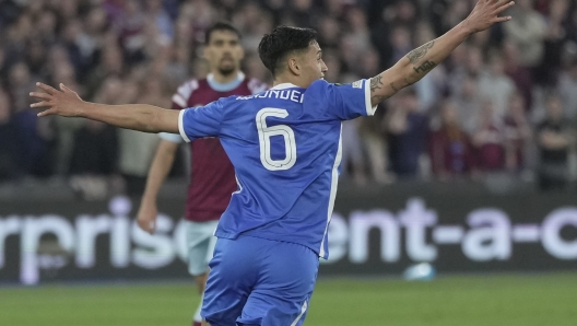 Alkmaar's Tijjani Reijnders celebrates after scoring his side's opening goal during the Conference League first leg semifinal soccer match between West Ham and AZ Alkmaar at London Stadium in London, Thursday, May 11, 2023. (AP Photo/Kin Cheung)