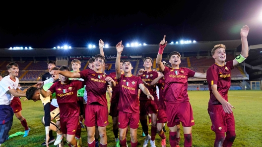 SAN BENEDETTO DEL TRONTO, ITALY - JUNE 26: AS Roma U16 players celebrate the victory of the U16 Serie A e B Final match between AC Fiorentina and AS Roma at Stadio Riviera delle Palme on June 26, 2023 in San Benedetto del Tronto, Italy. (Photo by Danilo Di Giovanni - AS Roma/AS Roma via Getty Images)