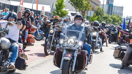 Il popolo degli Harleysti a Budapest