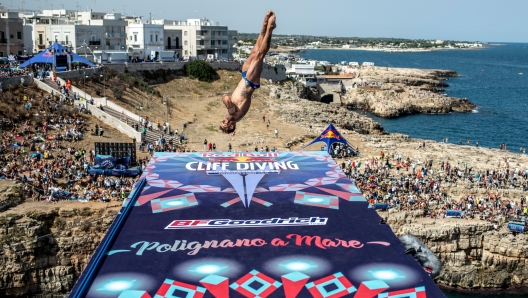 Alessandro De Rose of Italy dives from the 27.5 metre platform during the final competition day of the sixth stop of the Red Bull Cliff Diving World Series at Polignano a Mare, Puglia, Italy on September 26, 2021. // Romina Amato / Red Bull Content Pool // SI202109260461 // Usage for editorial use only //