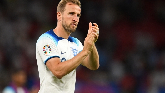 (FILES) England's striker Harry Kane applauds fans on the pitch after the UEFA Euro 2024 group C qualification football match between England and North Macedonia at Old Trafford in Manchester, north west England, on June 19, 2023. German first division Bundesliga club Bayern Munich have agreed personal terms with England captain Harry Kane, German daily Bild reported on June 28, 2023, but an initial 70-million-euro (£60-million, $76-million) bid was rejected by Tottenham Hotspur. The German champions are said to be intent on securing the signing of England's record scorer, whose contract with Spurs runs out in 2024. (Photo by Oli SCARFF / AFP) / NOT FOR MARKETING OR ADVERTISING USE / RESTRICTED TO EDITORIAL USE