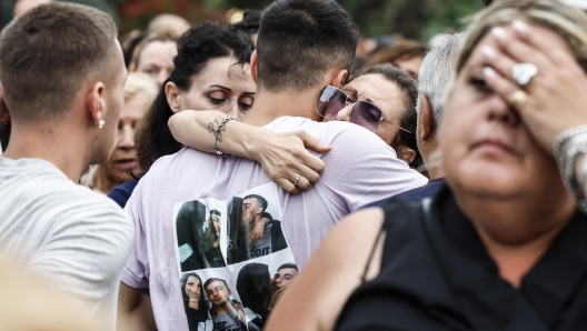 Il fidanzato  (S) e la madre Daniela, di Michelle Causo durante la fiaccolata organizzata da amici e parenti di Michelle Causo uccisa da un coetaneo minorenne il 28 giugno scorso nel quartiere Primavalle, Roma 30 giugno 2023. ANSA/FABIO FRUSTACI.