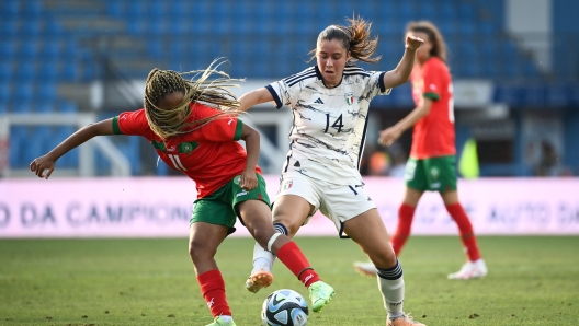 Foto Massimo Paolone/LaPresse 1 Luglio 2023 Ferrara, Italia - sport, calcio - Italia vs Marocco - Nazionale A Femminile Gara Amichevole - Stadio Paolo Mazza. Nella foto: Giulia Dragoni (Italia) in azione contrastato da Fatima Tagnaout (Marocco)   July 1, 2023 Ferrara, Italy - sport, soccer - Italy vs Morocco - Women's National Team Friendly Match - Paolo Mazza stadium. In the pic: Giulia Dragoni (Italia) competes for the ball with Fatima Tagnaout (Marocco)