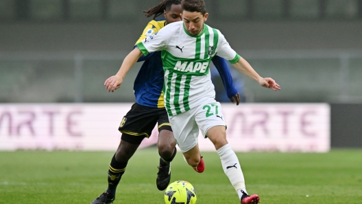 VERONA, ITALY - APRIL 08: Maxime Lopez of US Sassuolo runs with the ball during the Serie A match between Hellas Verona and US Sassuolo at Stadio Marcantonio Bentegodi on April 08, 2023 in Verona, Italy. (Photo by Alessandro Sabattini/Getty Images)