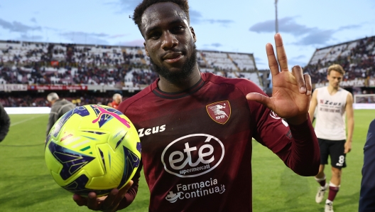 Foto Alessandro Garofalo/LaPresse 03 maggio 2023 Salerno, Italia sport calcio Salernitana vs Fiorentina  - Campionato di calcio Serie A Tim 2022/2023 - Stadio Arechi. Nella foto: Boulaye Dia (US Salernitana 1919);  autore di una tripletta      May 03 2023 Salernitana vs Fiorentina - Italian Football Championship League league  A  2022/2023 - Arechi stadium. In the pic: Boulaye Dia (US Salernitana 1919);