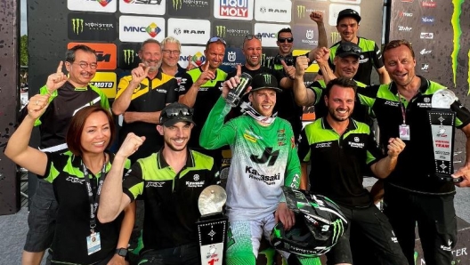 Romain Febvre festeggia col team Kawasaki (Instagram MXGP)