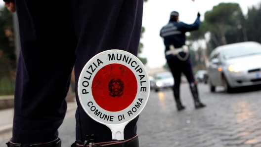 © Roberto Monaldo / LaPresse
18-01-2010 Roma
Interni
Attività operativa della Polizia Municipale
Nella foto  Posto di blocco
 
© Roberto Monaldo / LaPresse
18-01-2010 Rome
Operational activities of the Municipal Police